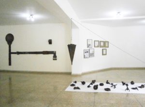 izq. a der. escultura Carlos Cruz Acero, instalación Osvaldo "Oscuraldo" Barreto y dibujos enmarcados de Anderson Jaimes
